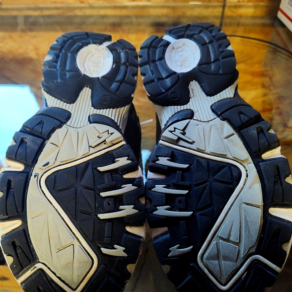 Skechers - Picture 2 of 4